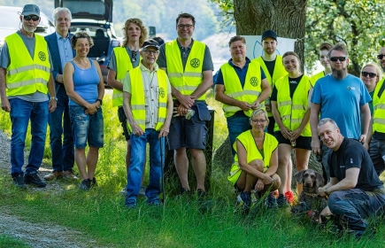 Rotarymedlemmar som aktivt engagerar sig i samhällstjänst. De bär Rotary-västar eller märken och arbetar med projekt.